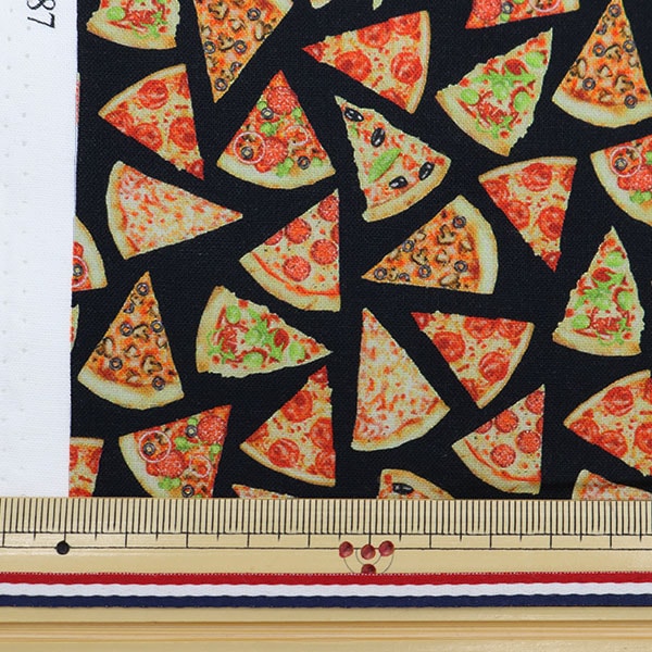 【数量5から】 生地 『USAコットン スモールワールド ピザ柄 ブラック GAIL-CD8887』