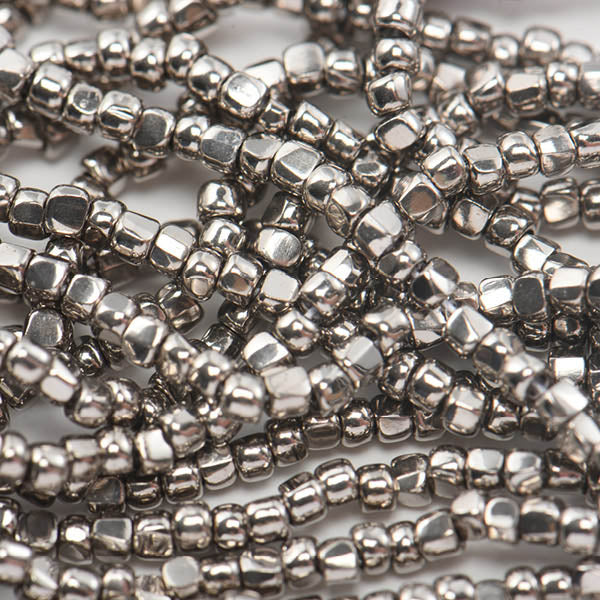 ビーズ 『ロイヤルビーズ スリーカット CR-711』 TOHO BEADS トーホービーズ