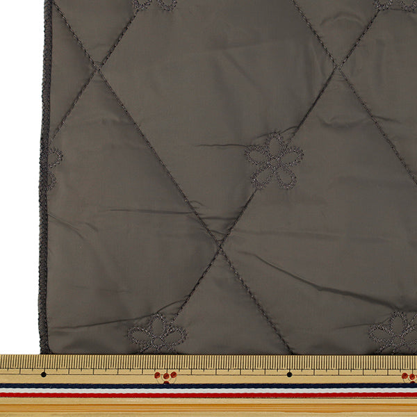 生地 『カジュアルキルト フラワー 小 カットクロス 約65×80cm チャコール CQ-CA2-3CH』