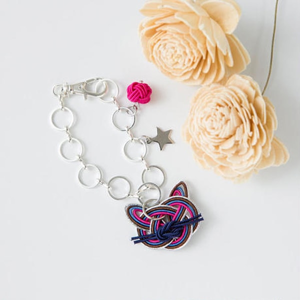 PIECE (Peace) Mizuhiki Kit "MIZUHIKIGIRL (Mizuhiki Girl) Cat Connection Bag Charm Berry (Berry)"