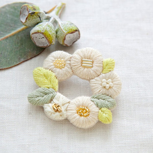 Piece Embroidery Kit "Fioret Wreh Brooch Brooch White"