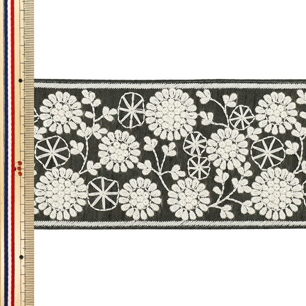 [Quantité à partir de 5] ArtisanatGarniture "2025 Garniture de broderie indienne Environ 8,3 cm de largeur Gris x Blanc M-1312-G"