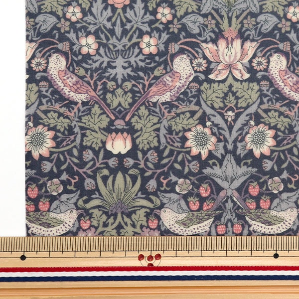 Tissu "Liberty tissu lamed Cut Cross Environ 33 x 50 cm Voleur de fraises RC3635061J22H" Liberty Japan Liberty Japan