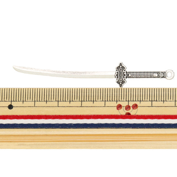 アクセサリー素材 『チャーム 武器1 シルバー 6個入り M12409』