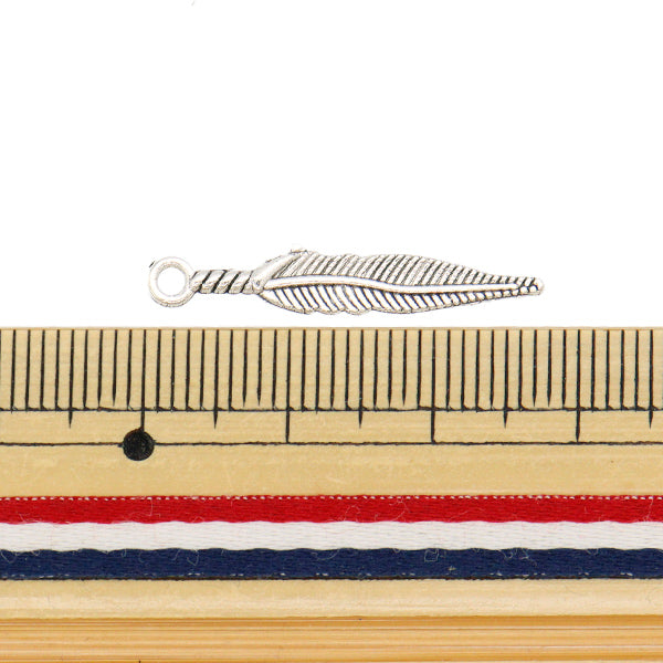 アクセサリー素材 『チャーム フェザー3 シルバー 6個入り M12386』