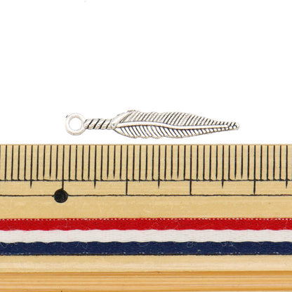 アクセサリー素材 『チャーム フェザー3 シルバー 6個入り M12386』