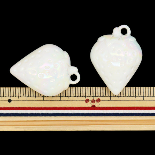 アクセサリー素材 『アクリルチャーム いちご ホワイト 2個入り A4713