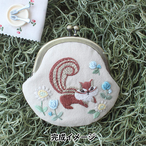 刺しゅうキット 『chicchiさんの動物刺繍キット がま口 野花と遊ぶりす
